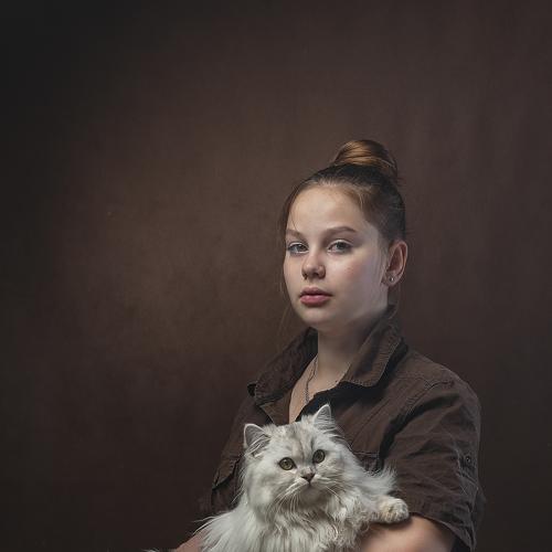 Девочка с кошкой