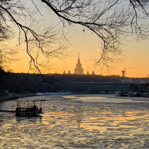 Москва-река в лучах заката. Вид на  МГУ.