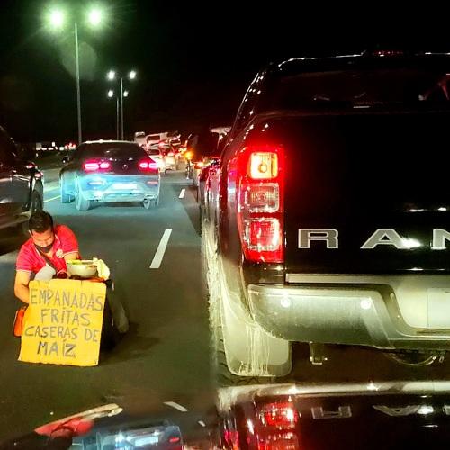 La lucha diaria: El vendedor de empanadas.