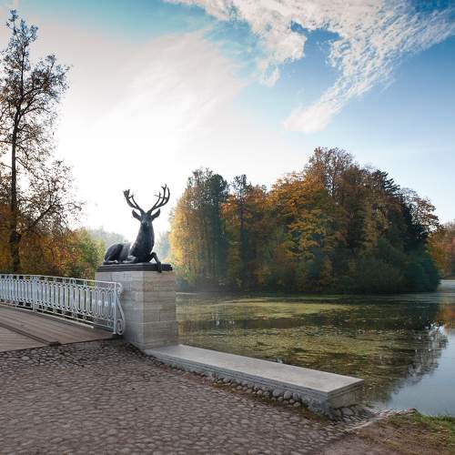 Павловск. Олени на мосту