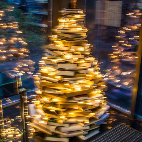 Книжная новогодняя елка