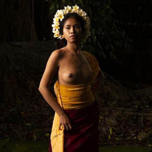 The yellow skirt.
