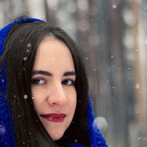 Красавица в синей шале зимой
