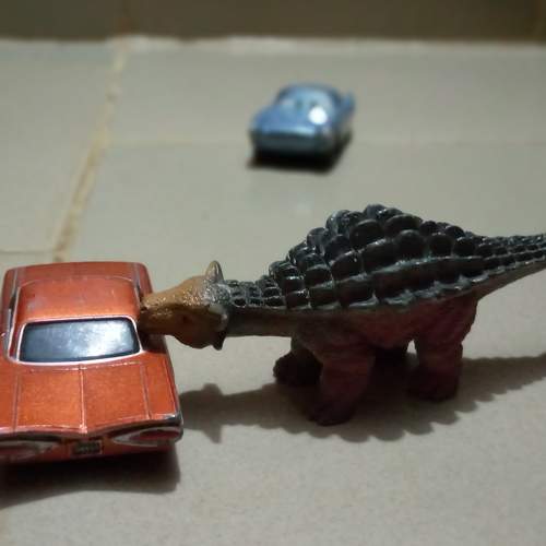 Voitures et dinosaure