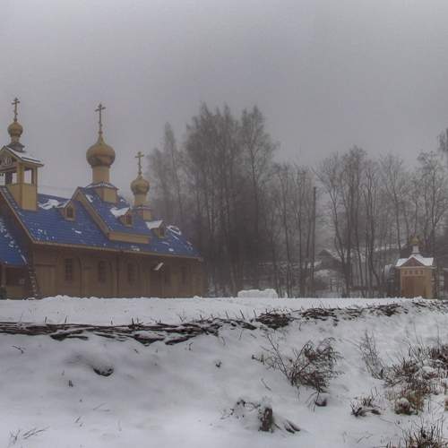 Придорожная церковь в тумане