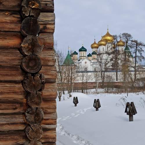 За углом