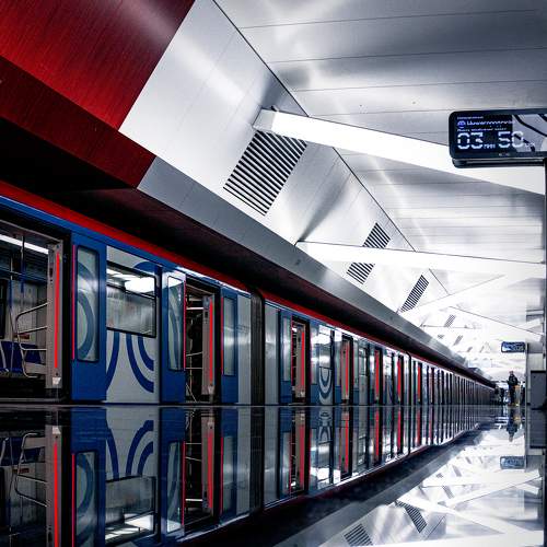 Метро Стахановская