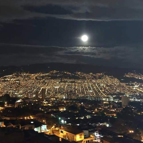 Vista nocturna de la ciudad de Medellín