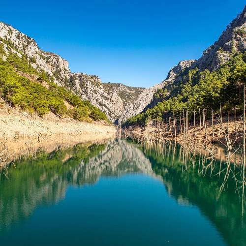 Blue-green mirror