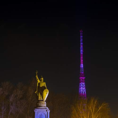 Памятник и телебашня