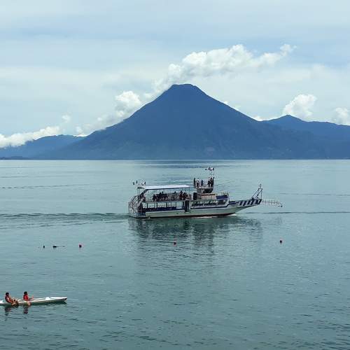 Navegando entre el lago y el volcan