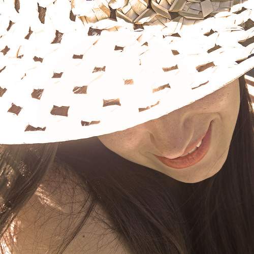 mujer con sombrero