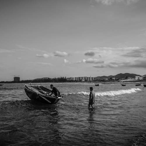 Crossing the waves to the sea