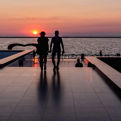 Влюбленная пара на набережной -Loving couple on the embankment