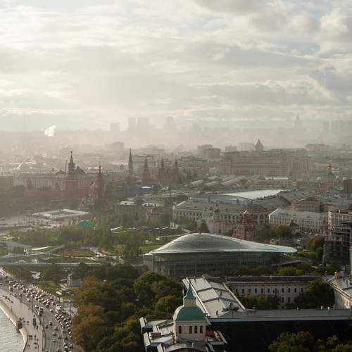Москва в солнечном дожде