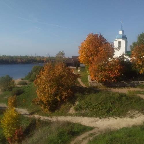 Церковь Петра и Павла среди осенней листвы