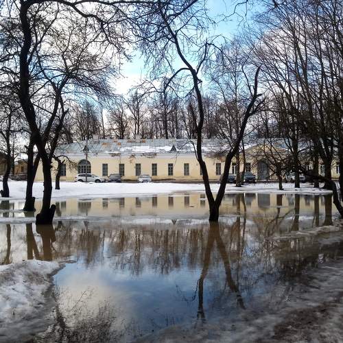 это в городе тепло и сыро