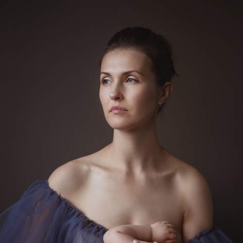 в руках мамы спокойно