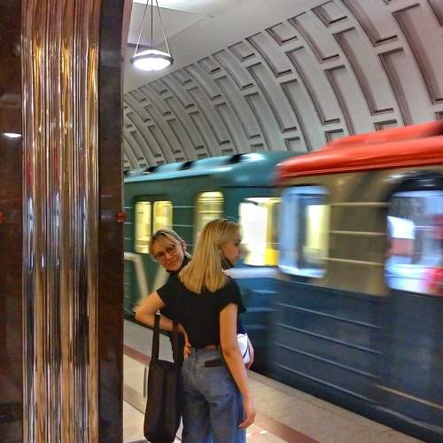 Метро. И две девушки.