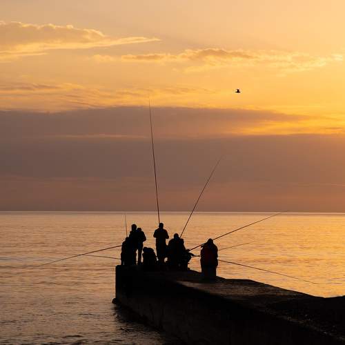 Рыбаки на волнорезе