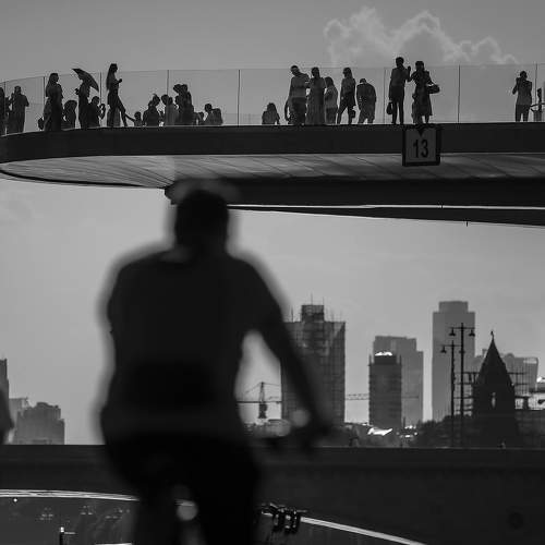 Поднырнуть под Парящий мост.