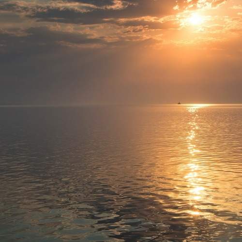 Солнечная дорожка уходящая за горизонт...