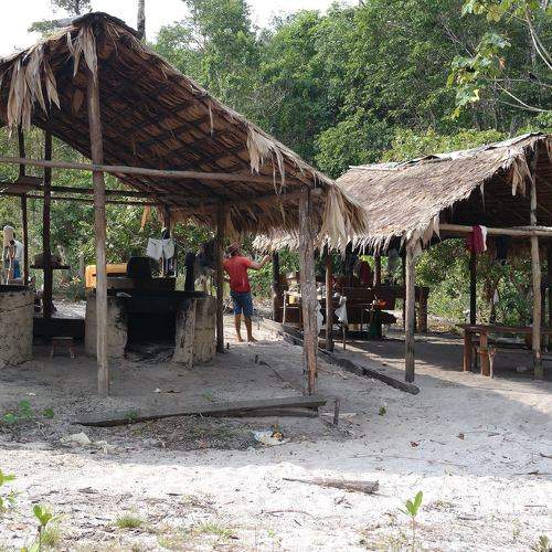 Acampamento em igarapé