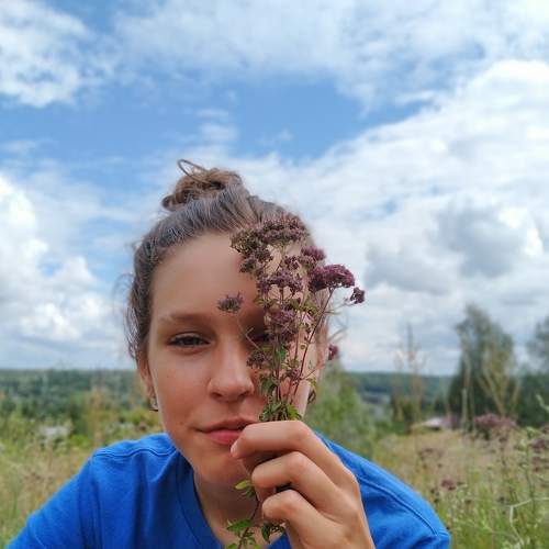 синий