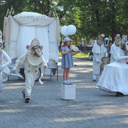 Уличные артисты.