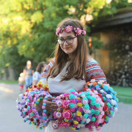 Продавщица веночков!
