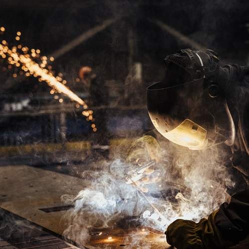 Сварщик за работой.