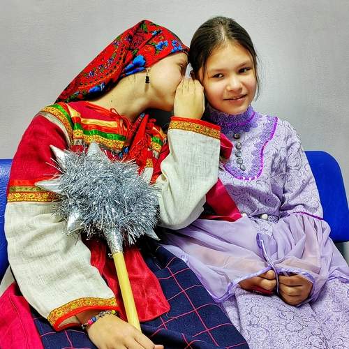 За кулисами.
