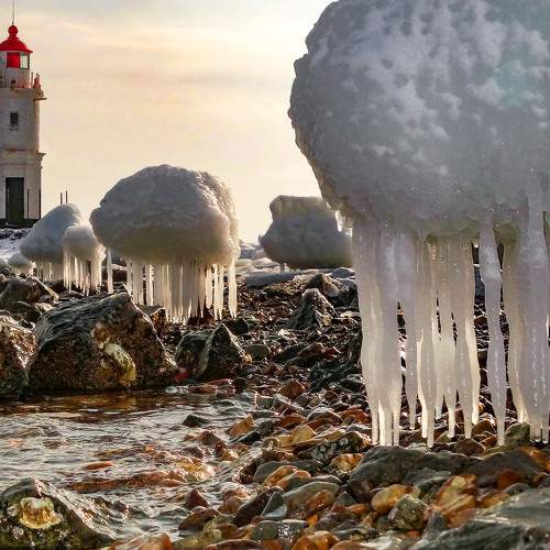 Парящие ледяные медузы Токаревского маяка. Владивосток