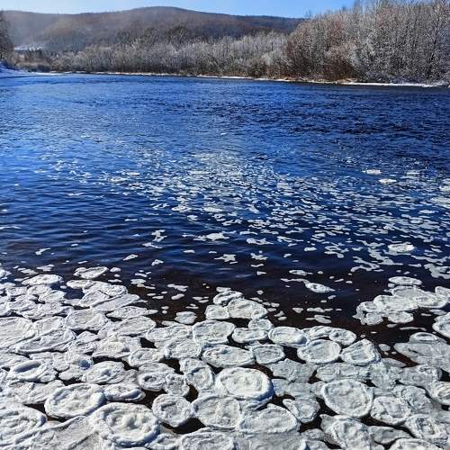на таежной реке ледяные круги