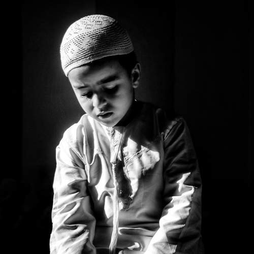 Muslim child praying
