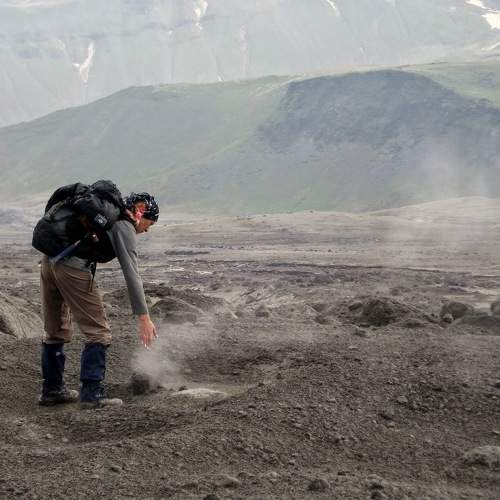 Девушка-вулканолог изучает свежий пепел