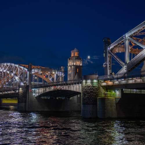 Пара на мосту.