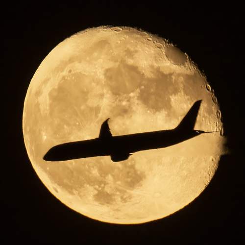 The plane and the supermoon