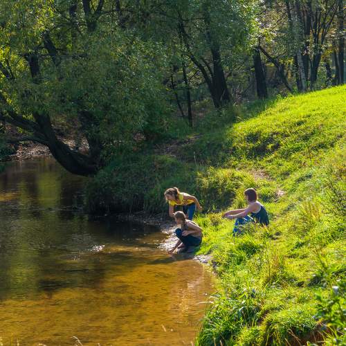 у реки