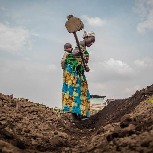 Mwamini,une mère de deux enfants en train de cultiver un champ dans le village de Munigi en République démocratique du Congo
