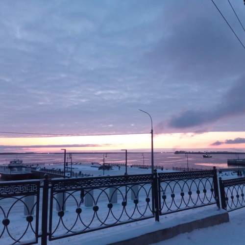 Река, снег, солнце