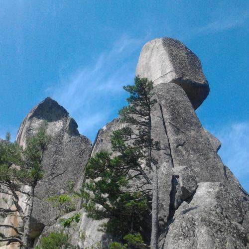 Падающий камень. Парк Драконов.Приморский край