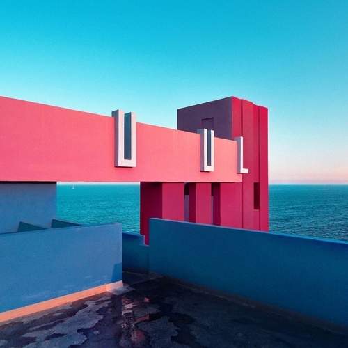 Red wall or in pursuit of the sublime