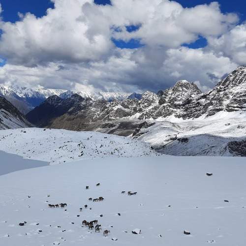 The mountains, the snow and a cloudy sky