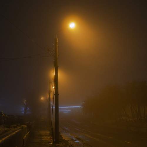 Город в тумане. Ночной пейзаж.
