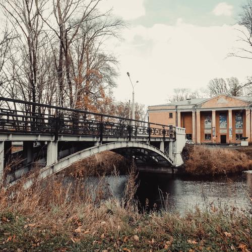 Старый дворец культуры осенью
