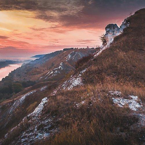 Рассвет в меловых горах.