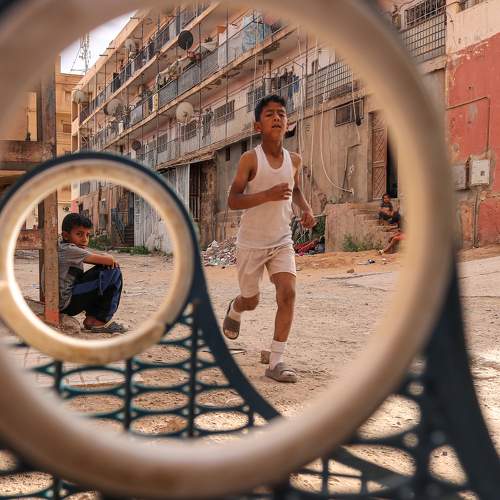 the calm and the movement of children in the street