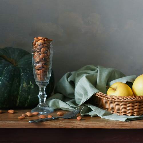 Натюрморт с яблоками и миндалем