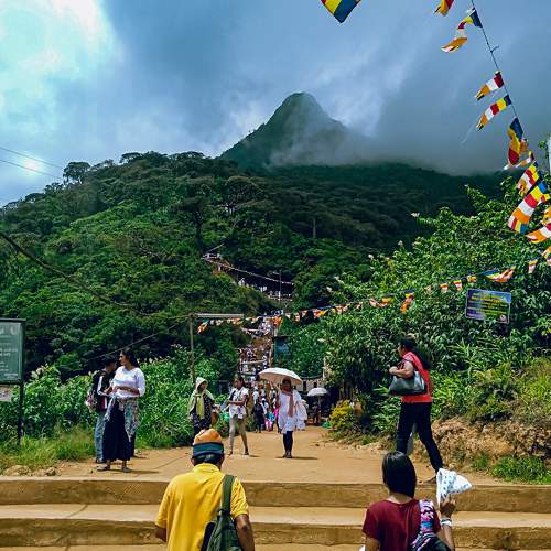 Devotees on pilgrimage to Sri Padaya